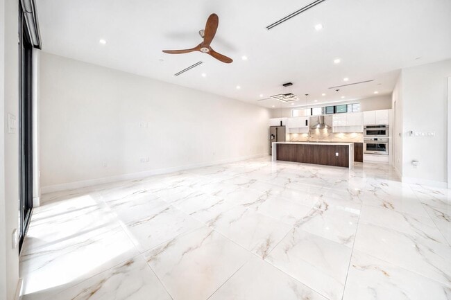 Building Photo - 1052 N Victoria Park Rd