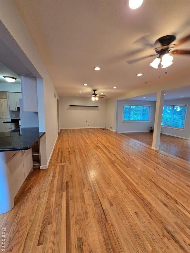 Building Photo - 2310 Cumberland Dr