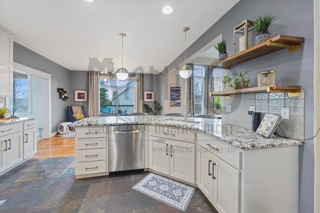 Building Photo - Spacious Trickle Creek Home