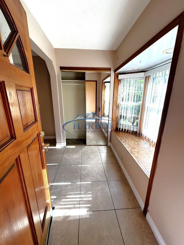 Building Photo - 227 W Cummings St