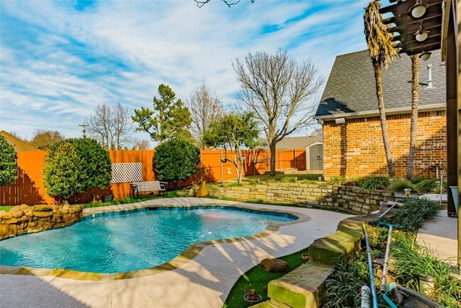 Building Photo - 1306 Lakeside Dr