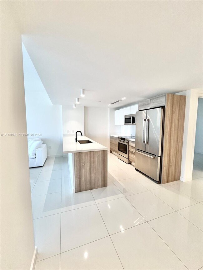 Building Photo - 9940 W Bay Harbor Dr