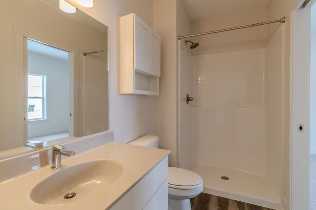 Building Photo - 1502 Simsbury St