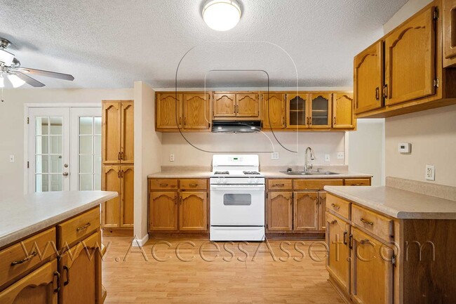 Building Photo - Charming 4 Bed/2.5 Bath Home With Spacious Backyard And Gated Entrance!