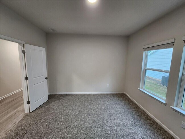 Building Photo - 235 Vly Oak Dr