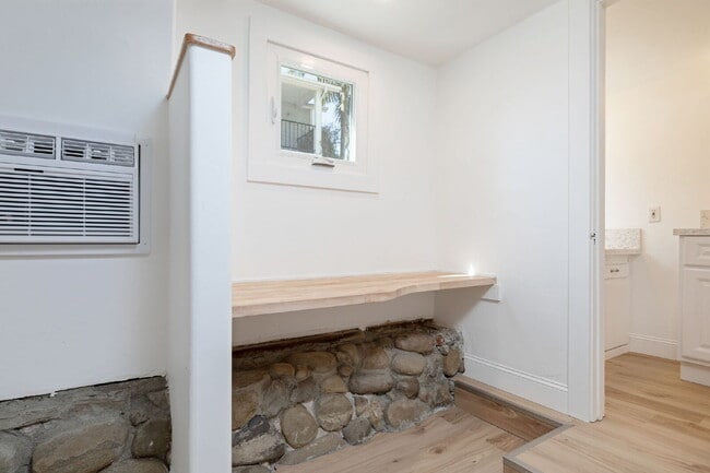 Building Photo - "Delightful 1-Bedroom Apartment in Historic Home!"