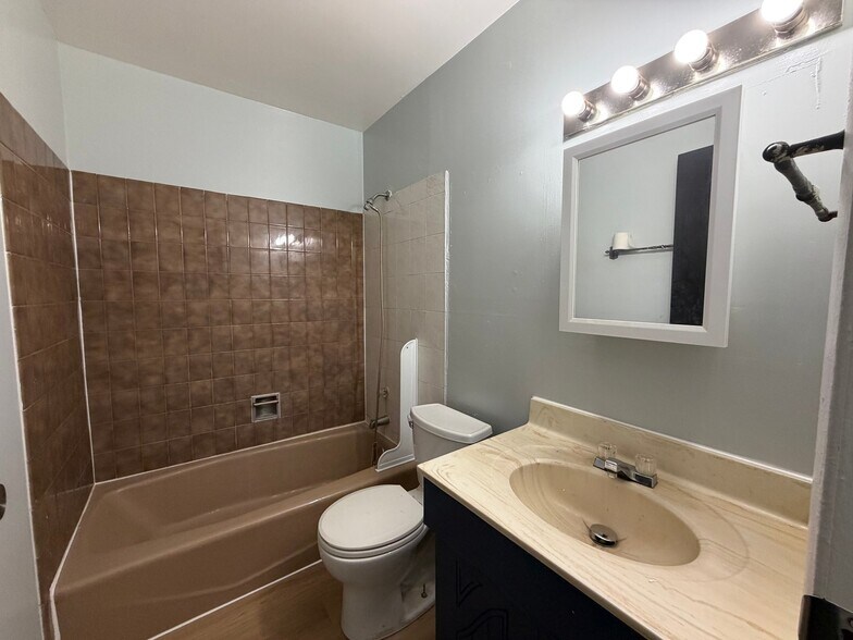 Building Photo - 1068 Bristol Ct