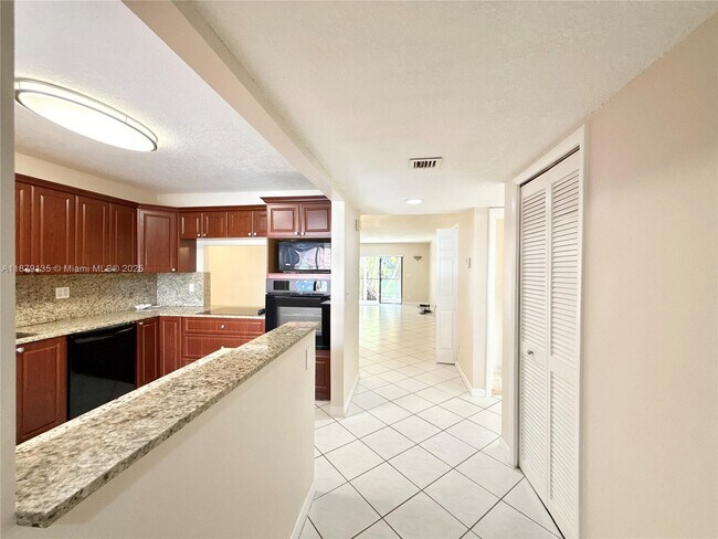 Building Photo - 227 Lakeview Dr