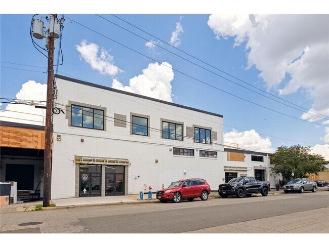 Building Photo - 801 SE 9th St