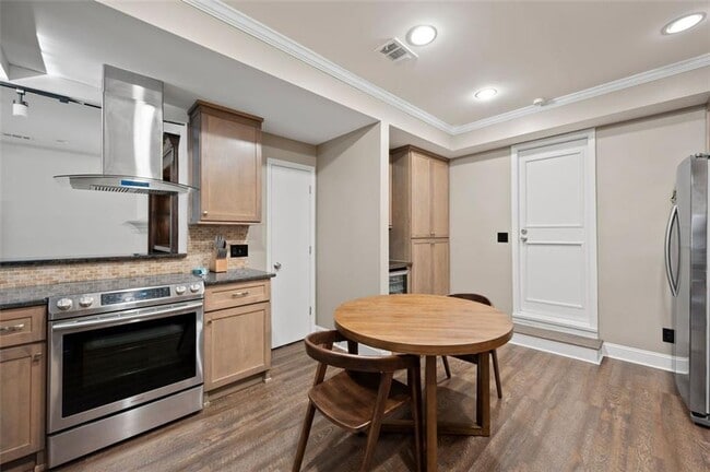 Building Photo - 5120 Chemin De Vie NE