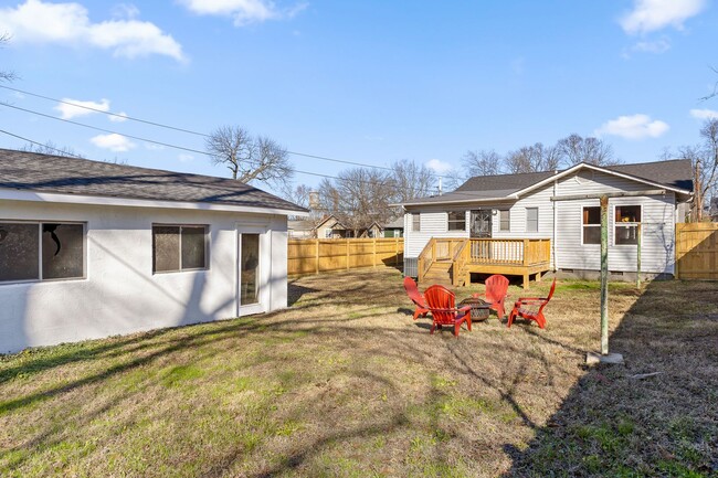 Building Photo - 3 Bed | 2 Bath | Fenced Backyard + Beautif...