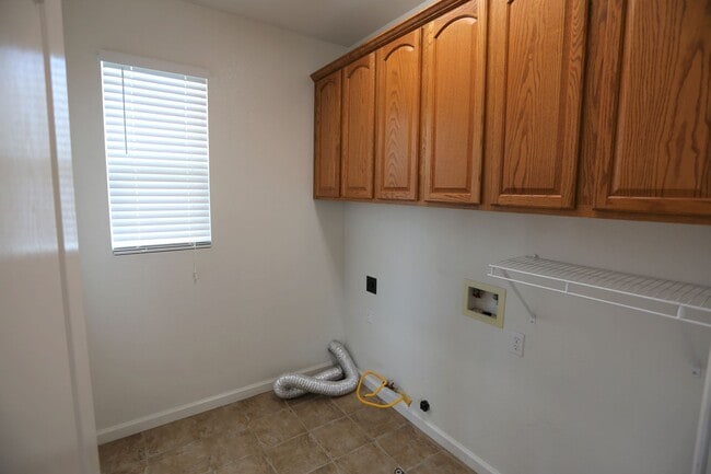 Building Photo - Spacious family home