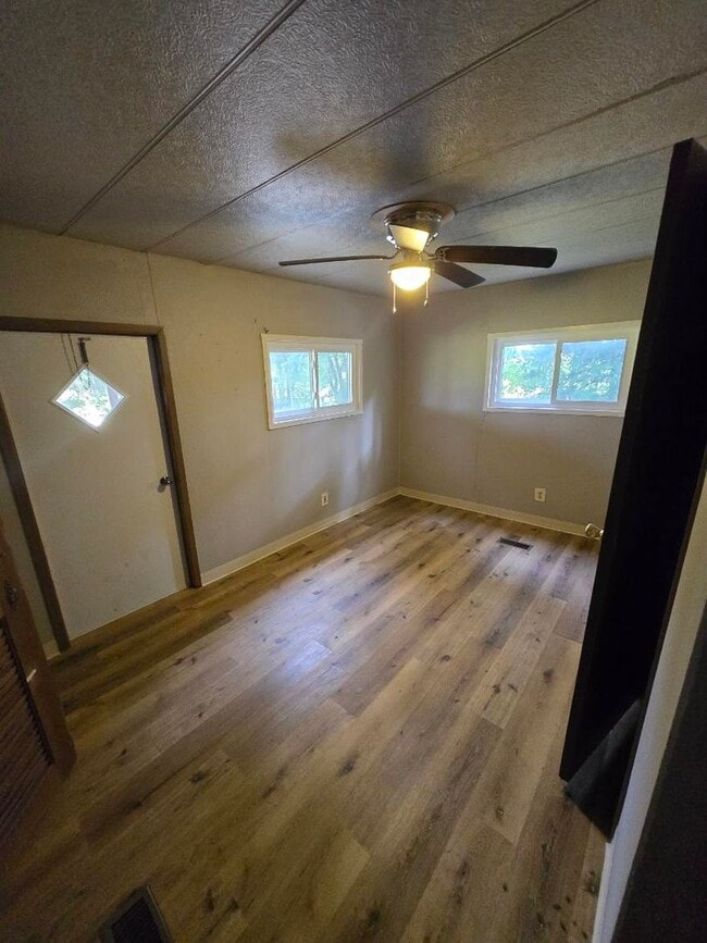 Building Photo - 2 Bed 2 Bath Home For Rent in Middletown, MO!