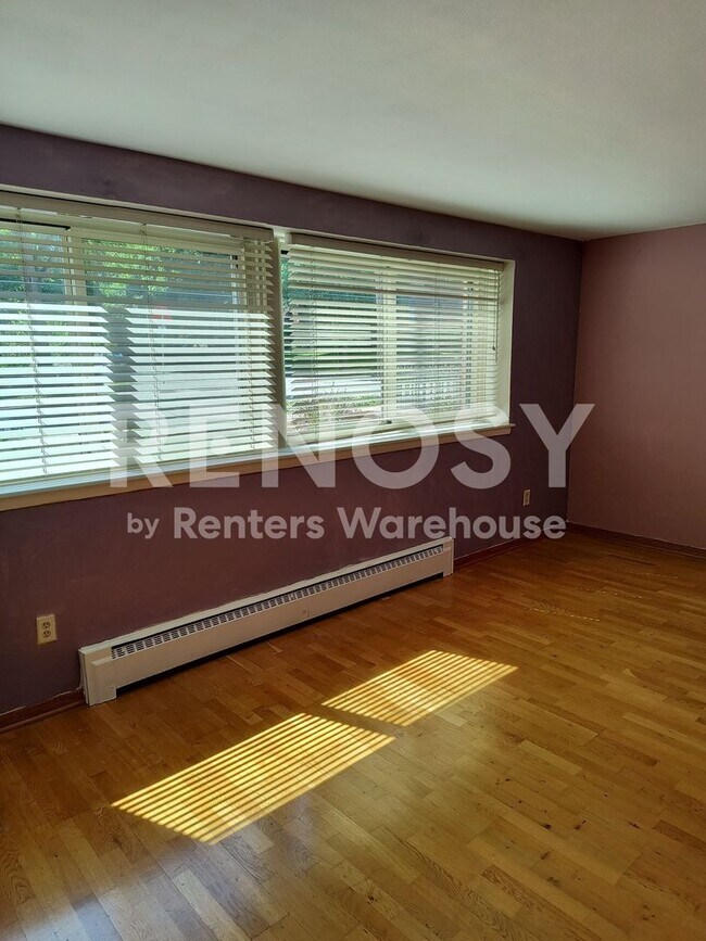 Building Photo - Available June 10th 2 Bedroom 1 Bath Condo in Minneapolis