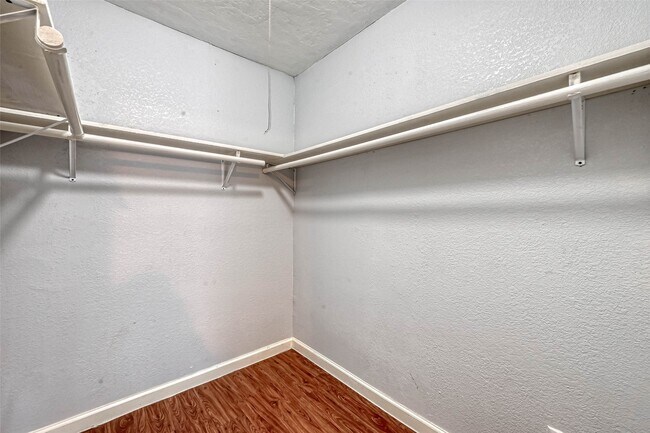 Building Photo - 5431 Willow Glen Dr