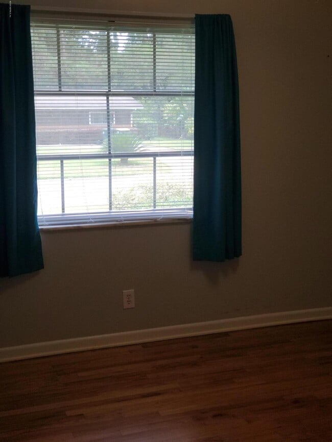 Building Photo - 4940 Brighton Dr
