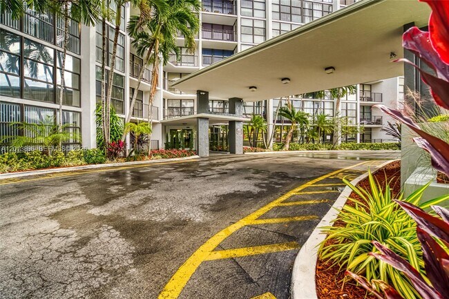 Building Photo - 800 Parkview Dr