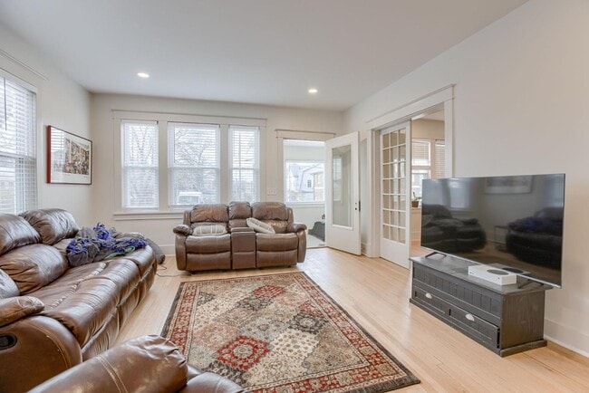 Primary Photo - 3820 Chicago St