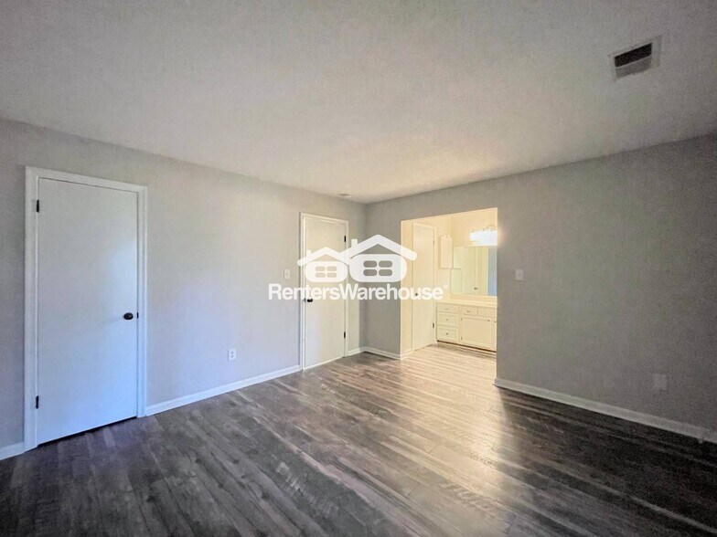 Building Photo - 2421 Sedgewick Dr