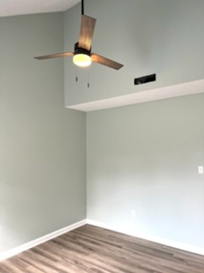Building Photo - 500 Fairway Village Dr