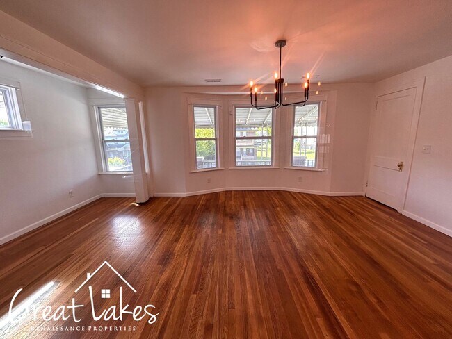Building Photo - Stunning 3 Bedroom 1 Bathroom now availabl...
