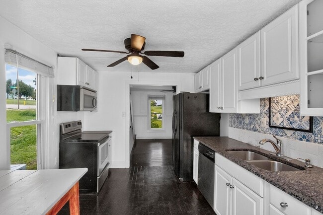 Building Photo - 3008 Lakeshore Dr
