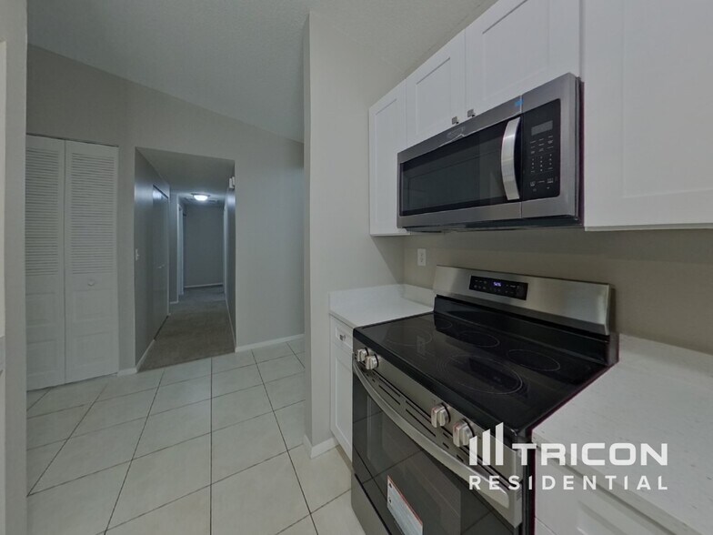 Building Photo - 305 Minneola Dr