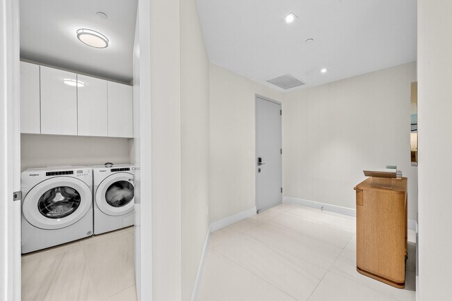 Building Photo - 3100 N Ocean Dr