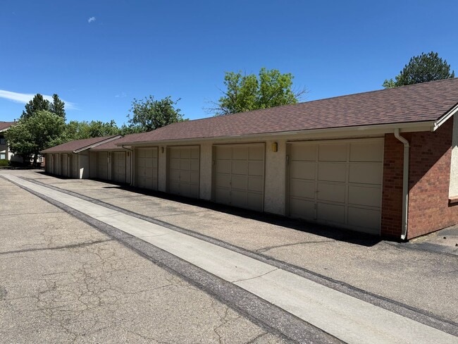 Building Photo - Stunning 2 Bed, 2 Bath Condo in Prime Boul...