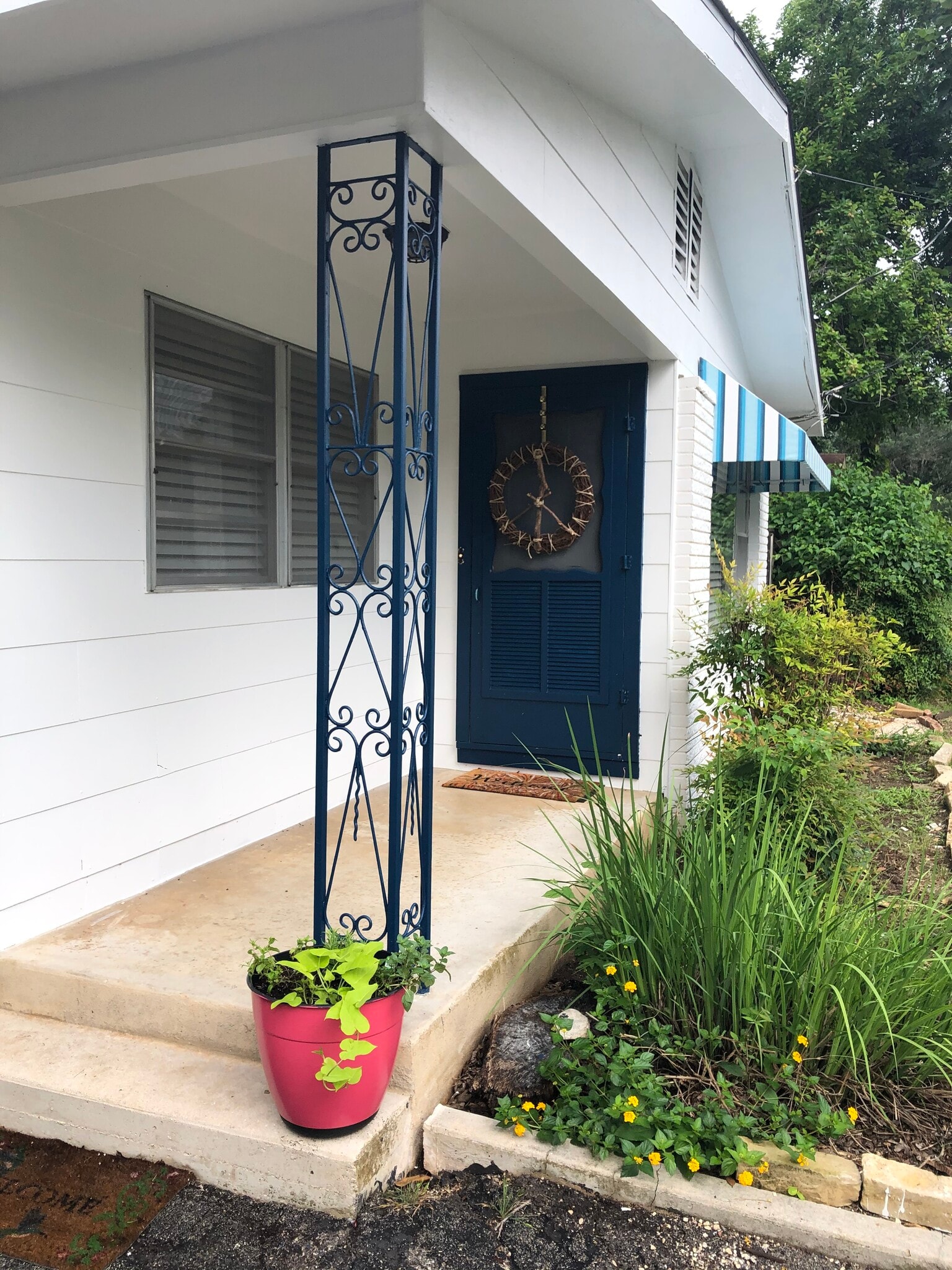 1033 Cole Street Front Porch/entrance - 1034 Elizabeth Ave