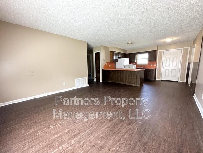 Building Photo - 105 Pine Ave