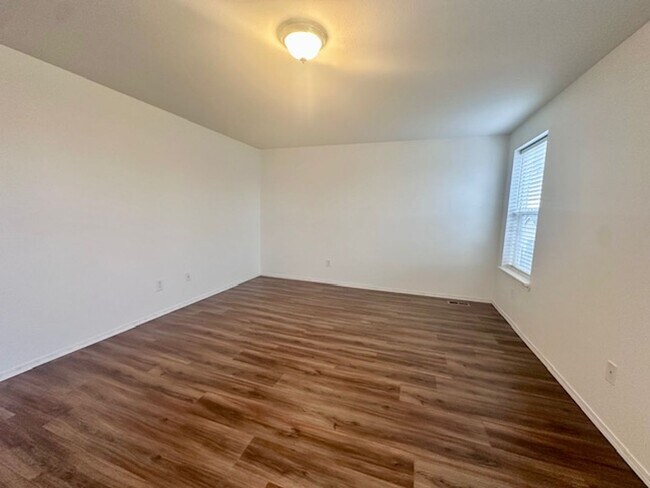 Building Photo - Spacious 4 bedroom - Ready Now