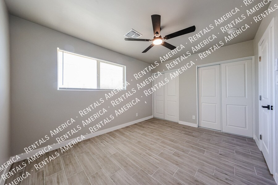 Building Photo - 1704 E Pickrell Dr