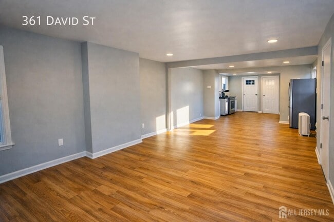 Building Photo - 361 David St