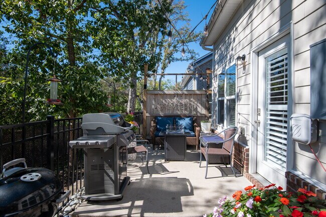 Building Photo - Spacious 3BR End-Unit with Main-Level Primary & Office