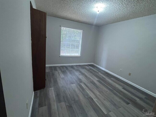 Building Photo - 1330 Lake Dr