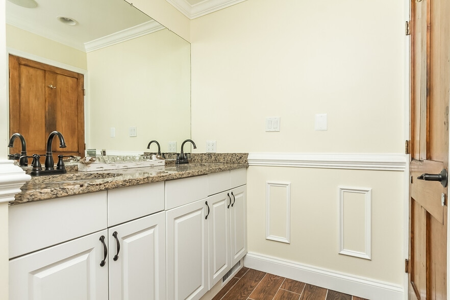 Building Photo - 736 Light St