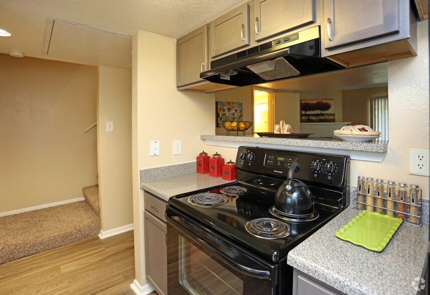 Williamsburg Apartments 2421 S Carrier Pky Grand Prairie TX 75051