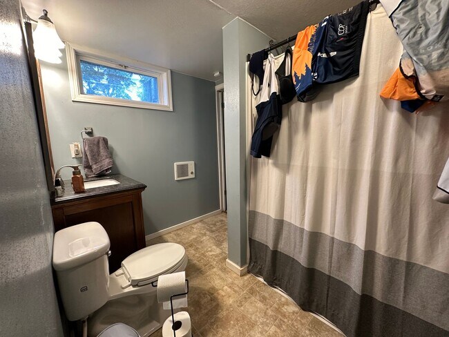 Building Photo - Fantastic 4 Bedroom 2 Bath Northside Home