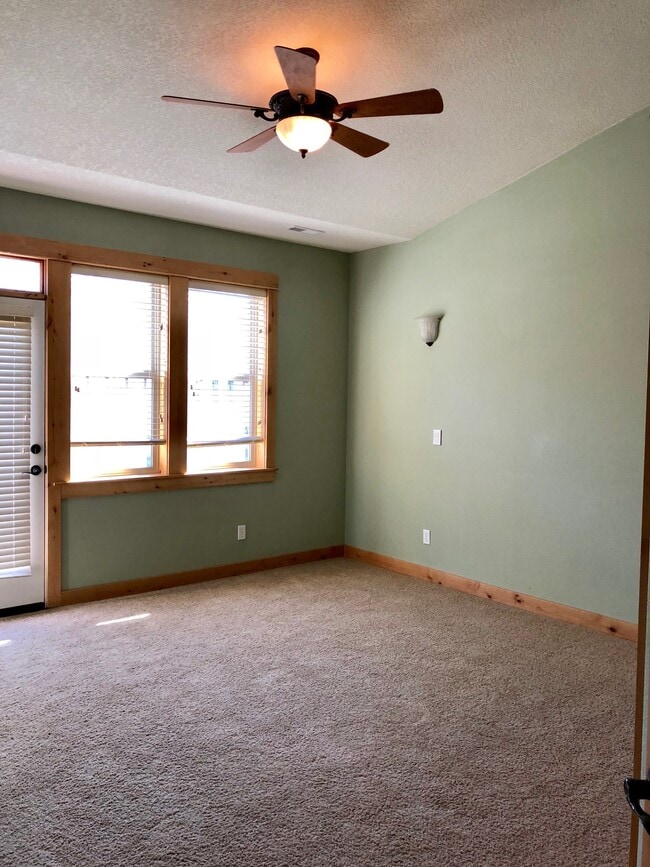 Building Photo - 4050 Evergreen Ave