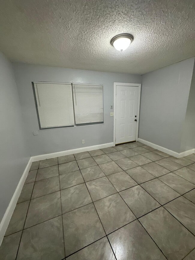 Building Photo - Fully Renovated 3/1 Single Family Ready for Move In!!!