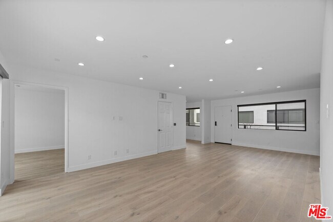 Building Photo - 725 N Alfred St
