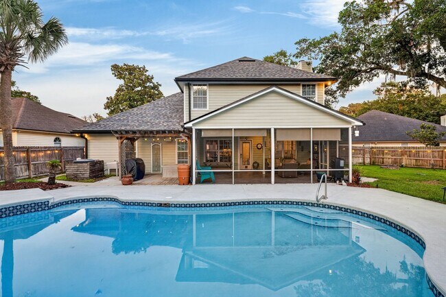 Building Photo - Pool Home
