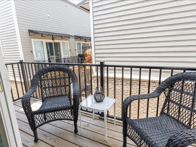 Building Photo - Flexible Lease Lengths! Furnished Southside Townhome