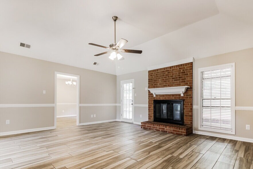 Building Photo - 8650 Oak Trail Ln