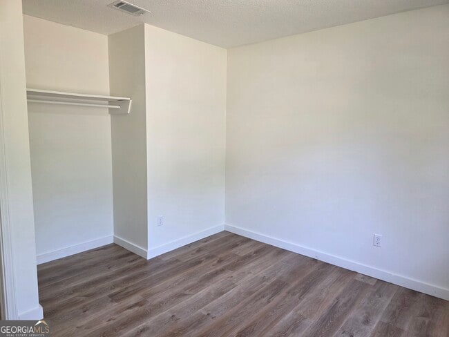 Building Photo - 309 E 3rd St