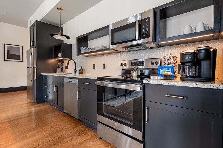 Building Photo - 1011 Canal St