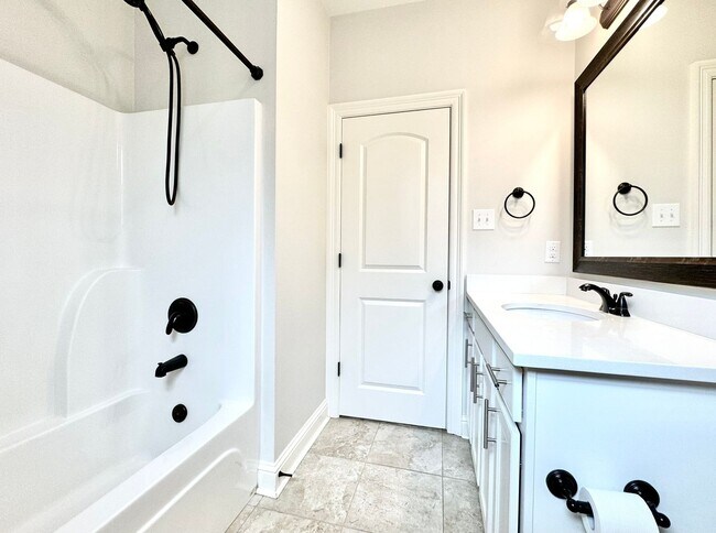 Building Photo - 3 Bedroom House Near LSU in Lake Villas