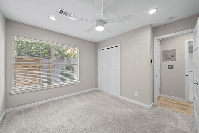 Building Photo - 6707 Columbia Dr