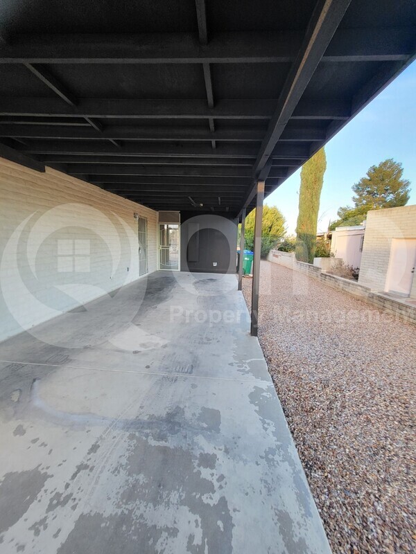 Building Photo - 905 S La Bellota